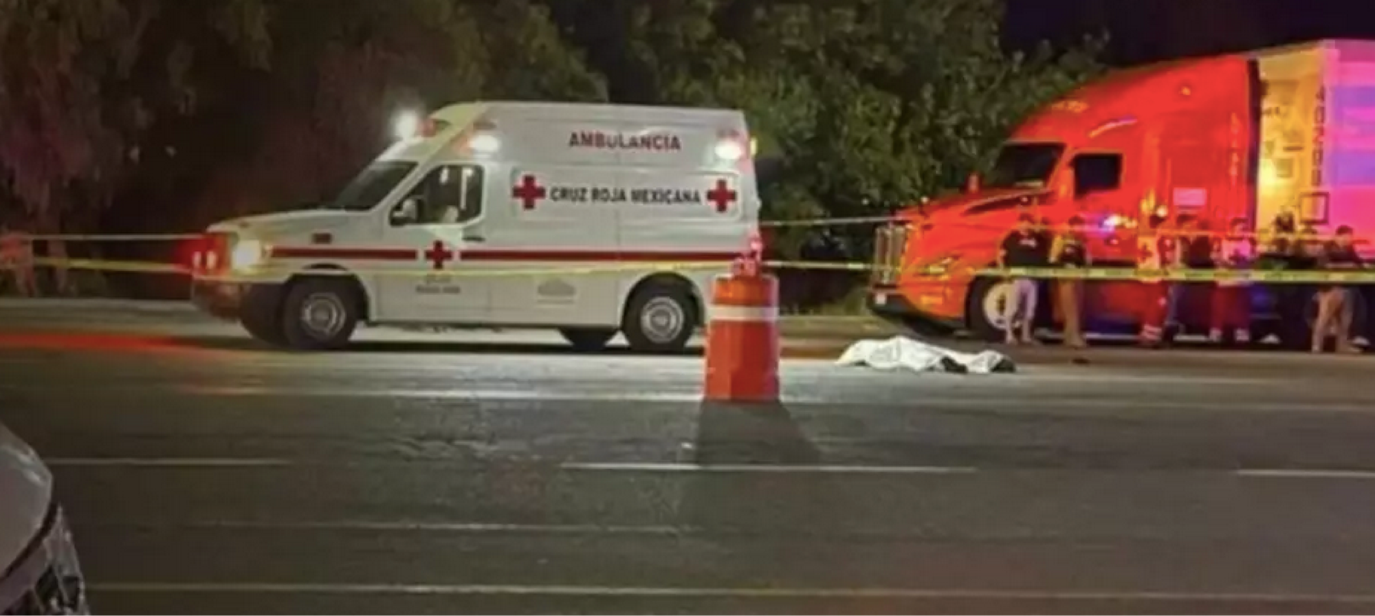 ¡SACERDOTE ATROPELLA A TRAILERO Y SE ARRODILLA A REZAR POR ÉL!