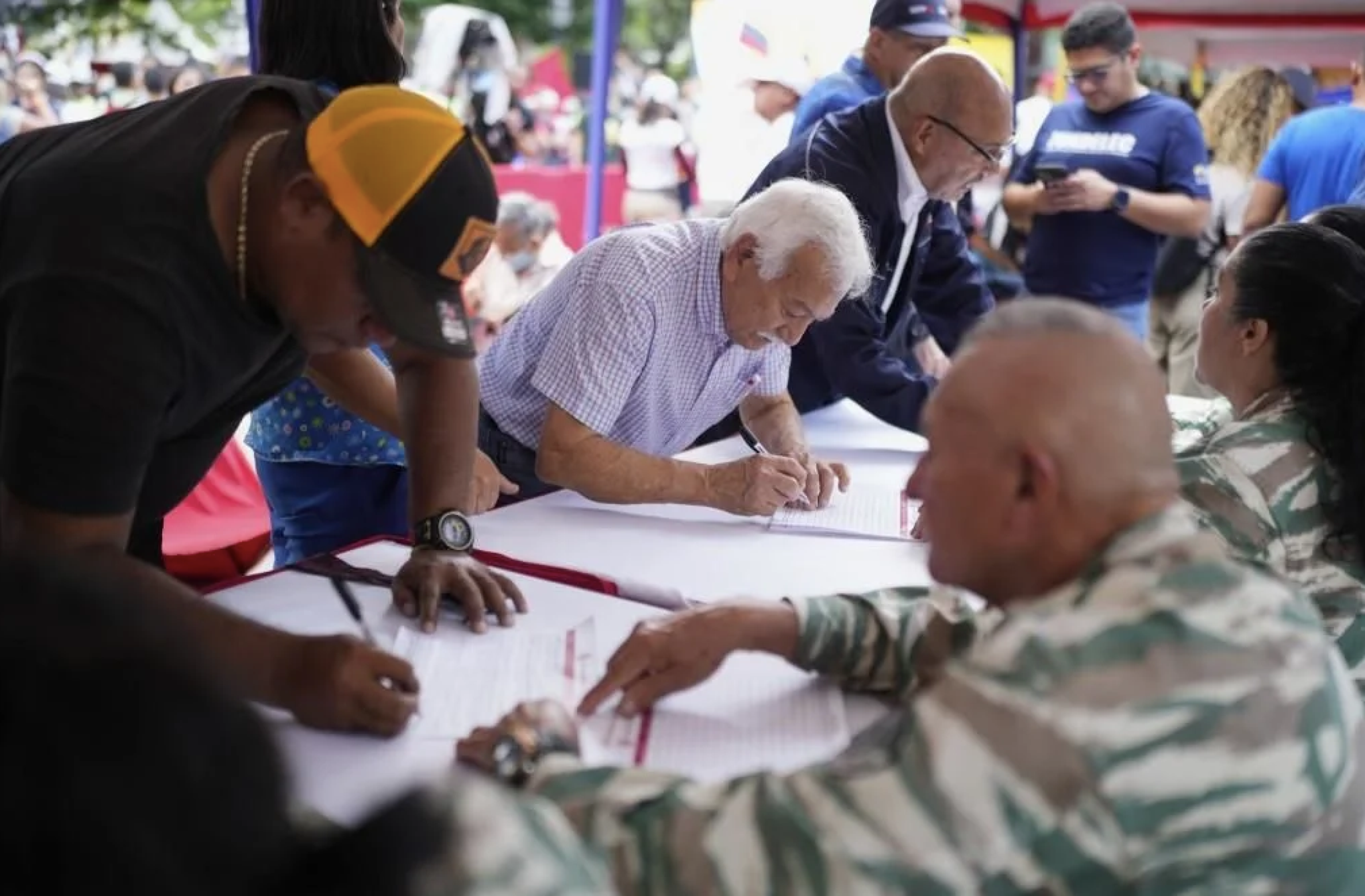 ¡VENEZOLANOS SE ALISTAN EN EL EJÉRCITO! - POR CALAMBRES DE EU