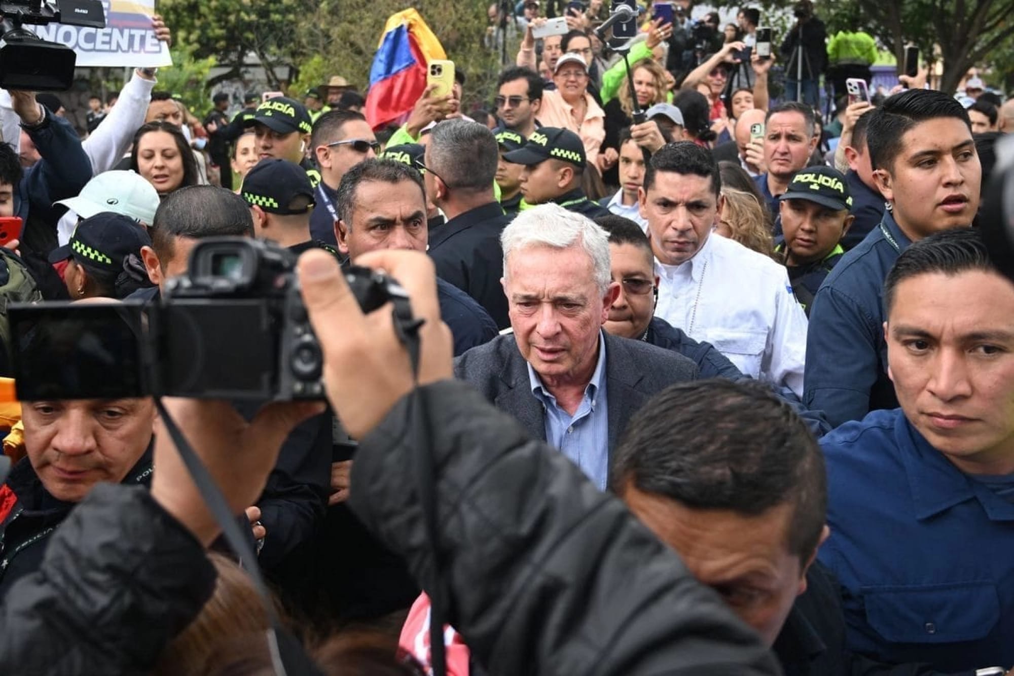¡EL EX PRESIDENTE ÁLVARO URIBE RINDE HOMENAJE A PRECANDIDATO ASESINADO!