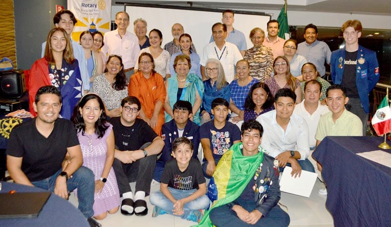 DAN BIENVENIDA A LOS CHICOS DE INTERCAMBIO