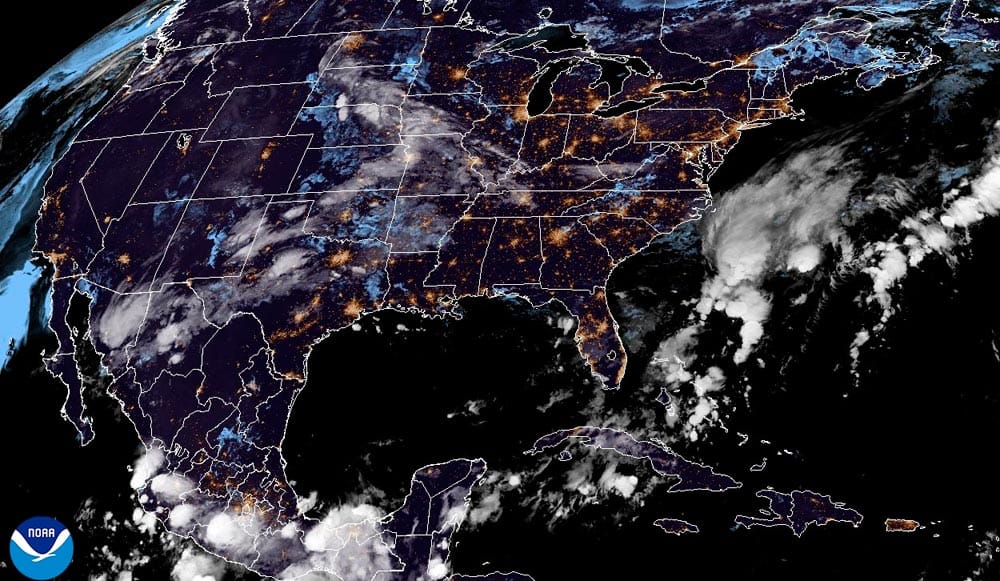 ¡BOCHORNOSO EN EL DIA LLUEVE CON RAYOS EN LA NOCHE! - *AQUI ENFRENTE EL GOLFO DE MÉXICO SE PONE MAS CALIENTE