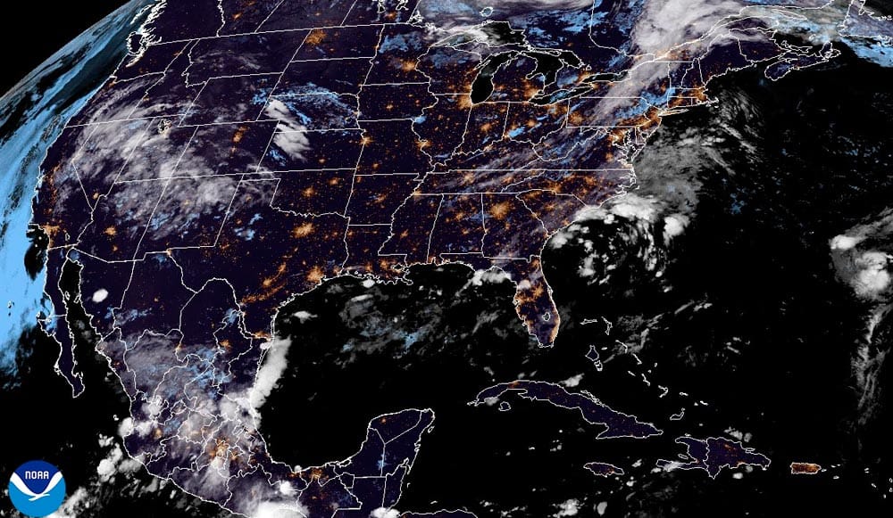 ¡APARECE FERNANDO EN EL ATLÁNTICO! - *DISTURBIO TROPICAL SE DIRIGE A LAS ANTILLAS MENORES