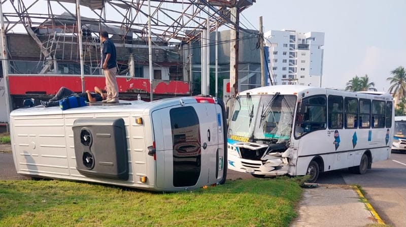 ¡TRANCAZO: 7 HERIDOS! - CAMIÓN DE PASAJE SE IMPACTÓ CONTRA UNA VAN FRENTE AL HOTEL MOCAMBO