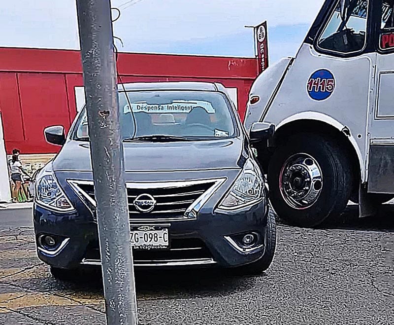 ¡CAMIÓN RUTA “CHAPULTEPEC” LE DIO SU “ARRIMÓN"!