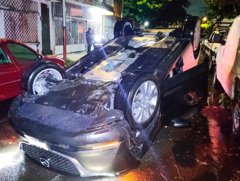 ¡CAMIONETA MAZDA SE VOLTEÓ EN EL FRACCIONAMIENTO VISTAMAR!