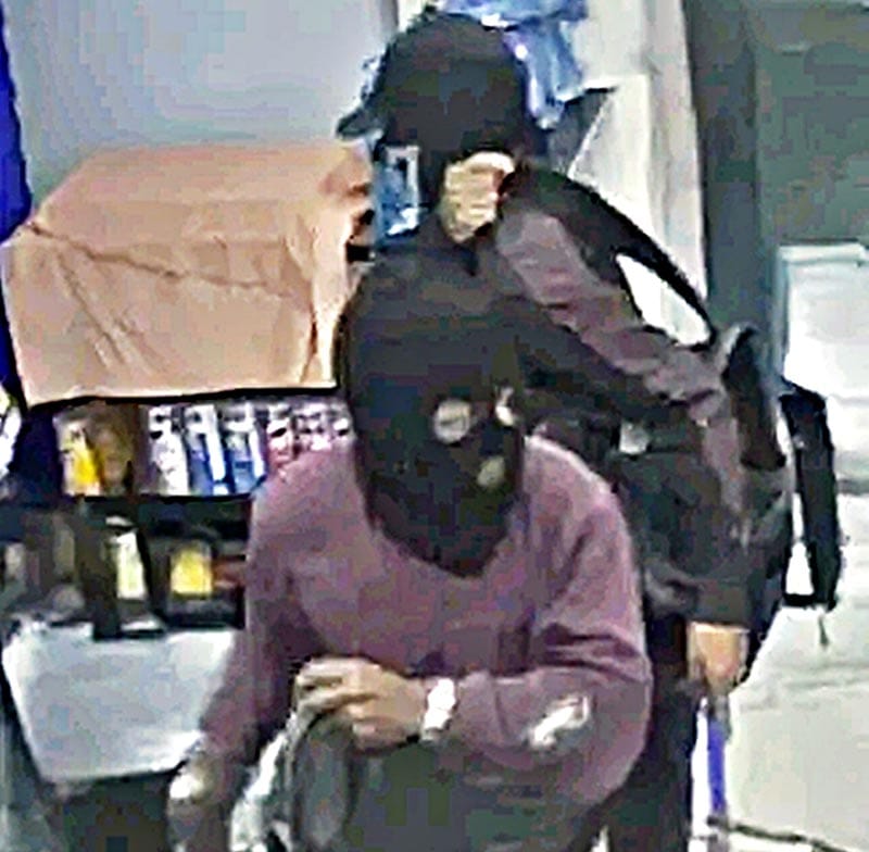 ¡ENCAPUCHADOS ARMADOS CON CUCHILLO Y MACHETE ROBAN COMERCIOS!