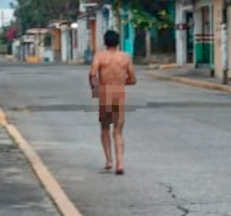 ¡GRABAN A ENCUERADO CAMINANDO POR LA CALLE!