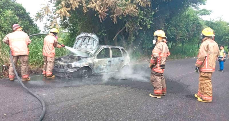 ¡ARDE AUTO CHEVY EN MATA ESPINO!
