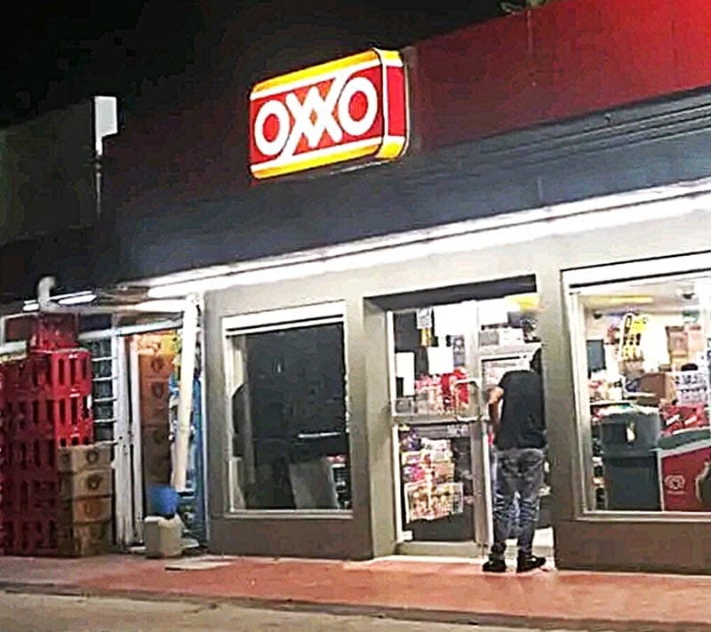 ¡MALANDROS ASALTAN A JULIO CÉSAR AL SALIR DE TIENDA OXXO!