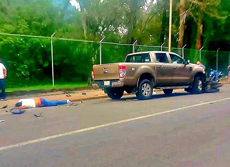 ¡CHOCA DE FRENTE CONTRA CAMIONETÓN Y PIERDE LA VIDA!