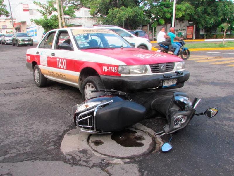 ¡TAXISTA APACHURRÓ A ‘JINETE DE ACERO’!