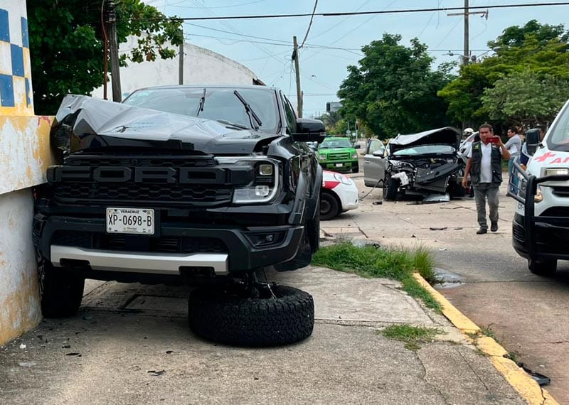 ¡‘TRANCAZO’ DE CAMIONETAS EN COATZA!