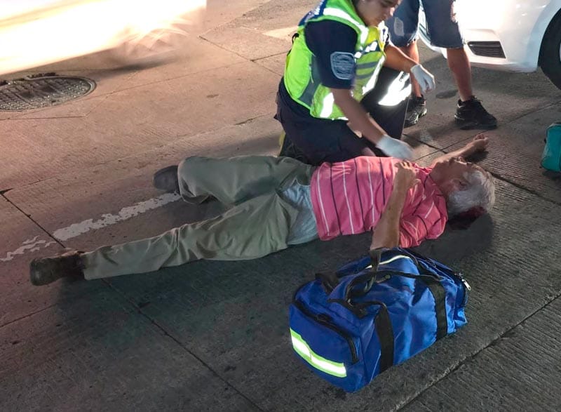 ¡CAMARO ARROLLÓ A DON HUMBERTO FRENTE A PLAZA LAS PALMAS!