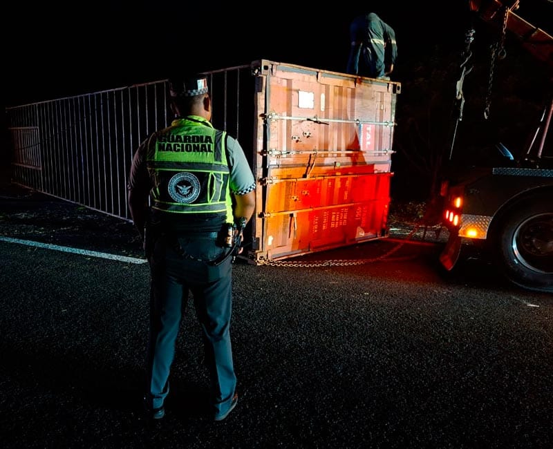 ¡CONTENEDOR VACÍO SE DESPRENDIÓ DE TRÁILER!