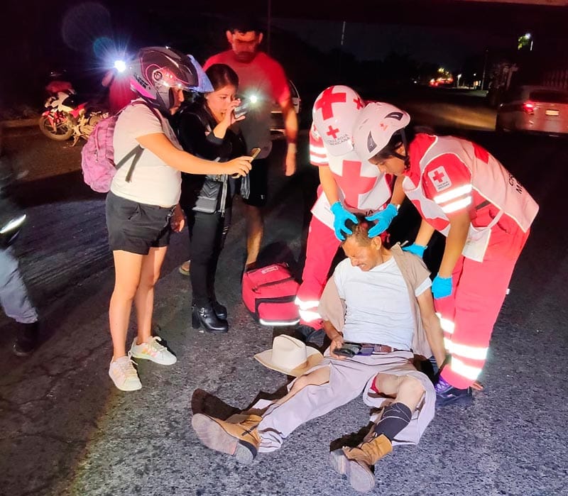 ¡DERRAPA EN SU MOTO Y TERMINA CON UN CHICHÓN EN LA CABEZA!