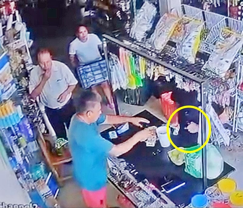 ¡EMPISTOLADO AGREDE A CLIENTES Y ESCAPÓ CON DINERO DE LAS VENTAS!