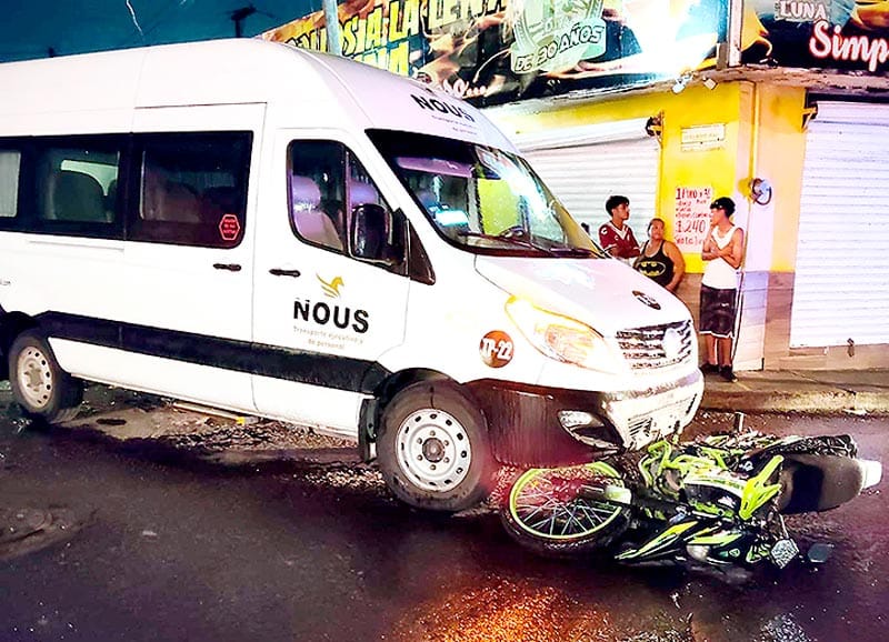 ¡MOTOCICLISTA SE IMPACTÓ CONTRA VAN POR CIRCULAR EN SENTIDO CONTRARIO!
