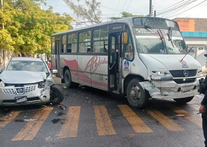 ¡SE IMPACTAN CONTRA CAMIÓN DE PASAJE Y DEJAN ABANDONADA CAMIONETA!