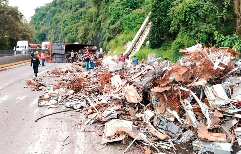 ¡VOLCÓ TRÁILER CON CHATARRA EN NOGALES!