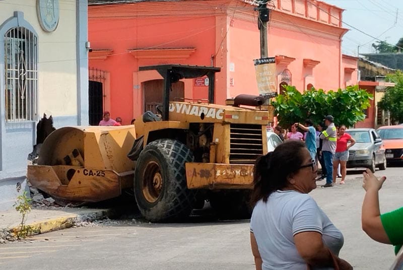 ¡APLANADORA SIN FRENOS CHOCA Y ABRE BOQUETE EN PARED DE ESCUELA!