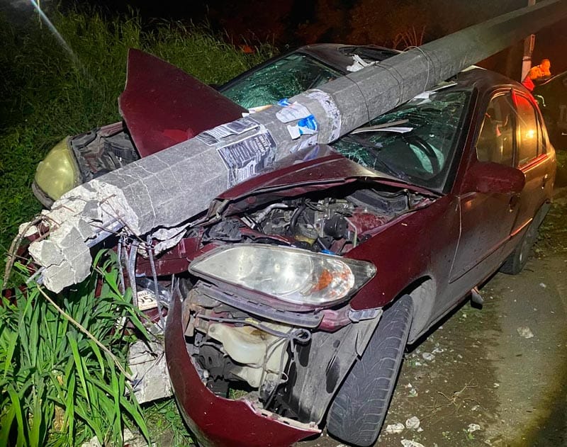 ¡CONDUCTOR ARRANCÓ POSTE Y ABANDONÓ SU AUTOMÓVIL!