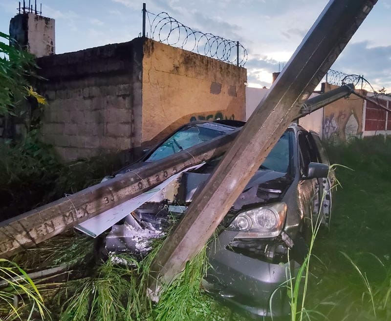 ¡CONDUCTOR PIERDE LA ‘BRÚJULA’ Y DERRIBÓ DOS POSTES DE CONCRETO!