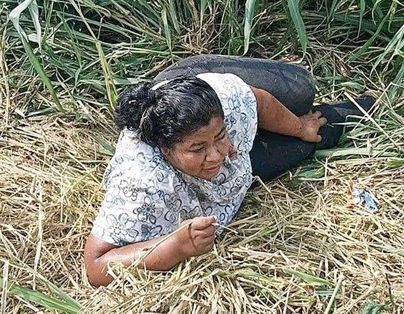 ¡JOVEN TRABAJADORA DERRAPÓ EN SU MOTO EN JAMAPA!