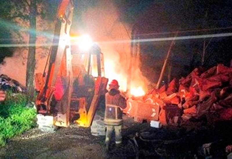¡ARDIÓ TIRADERO DE LLANTAS EN HUILOAPAN!