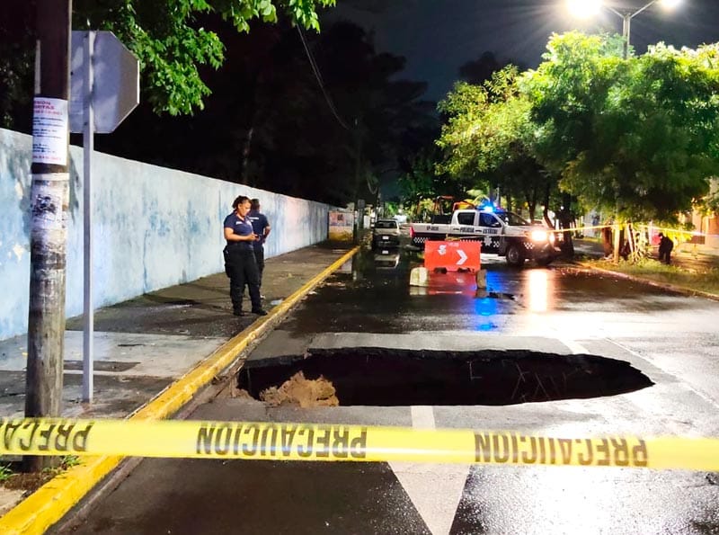 ¡SOCAVÓN CASI SE TRAGA UN AUTO EN COSTA VERDE!