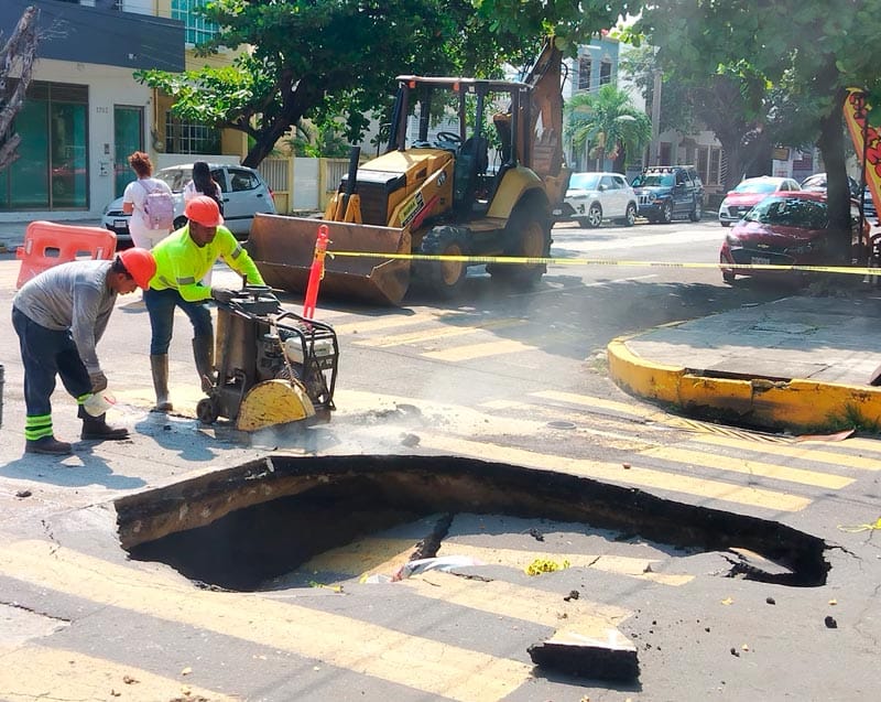 ¡SE ABRIÓ ENORME SOCAVÓN!