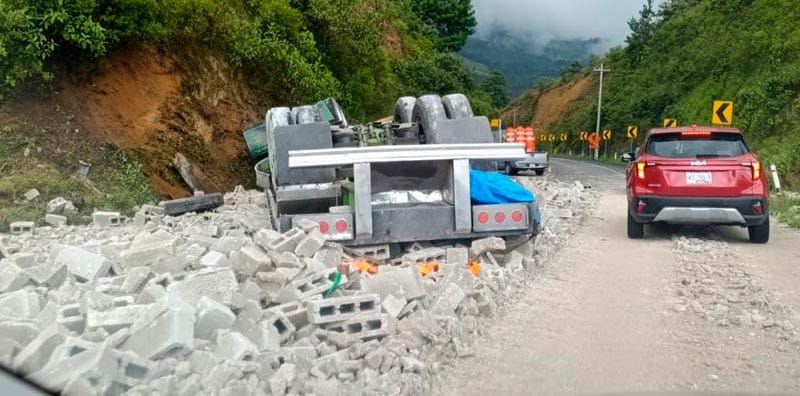 ¡TRÁILER CARGADO CON BLOCKS VOLCÓ EN LAS CUMBRES DE MALTRATA!