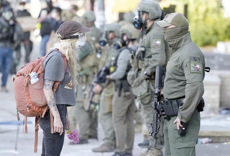 ¡DESPLIEGAN TROPAS EN LA SEDE DEL ICE! - VA 'CONTRA TERRORISTAS INTERNOS'