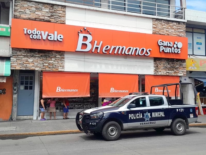 ¡ASALTO ARMADO A TIENDA B HERMANOS!