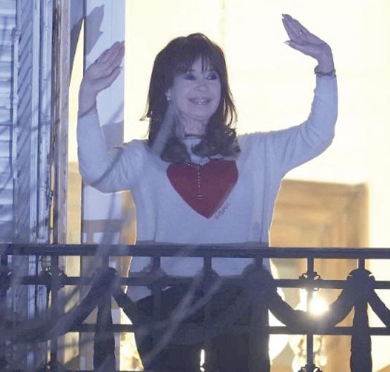 ¡ASÍ REACCIONÓ CRISTINA FERNÁNDEZ DE KIRCHNER A LA DERROTA DEL PARTIDO DE MILEI!