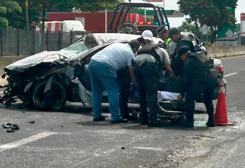 ¡CONDUCTOR DESBARATÓ SU JETTA EN LA AUTOPISTA!