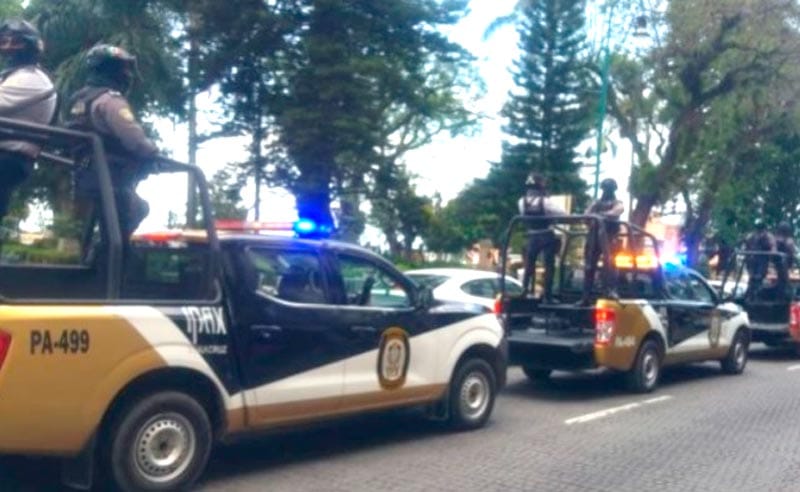 ¡MUJER POLICÍA DEL IPAX HERIDA AL CAERLE ENCIMA UN PORTÓN!