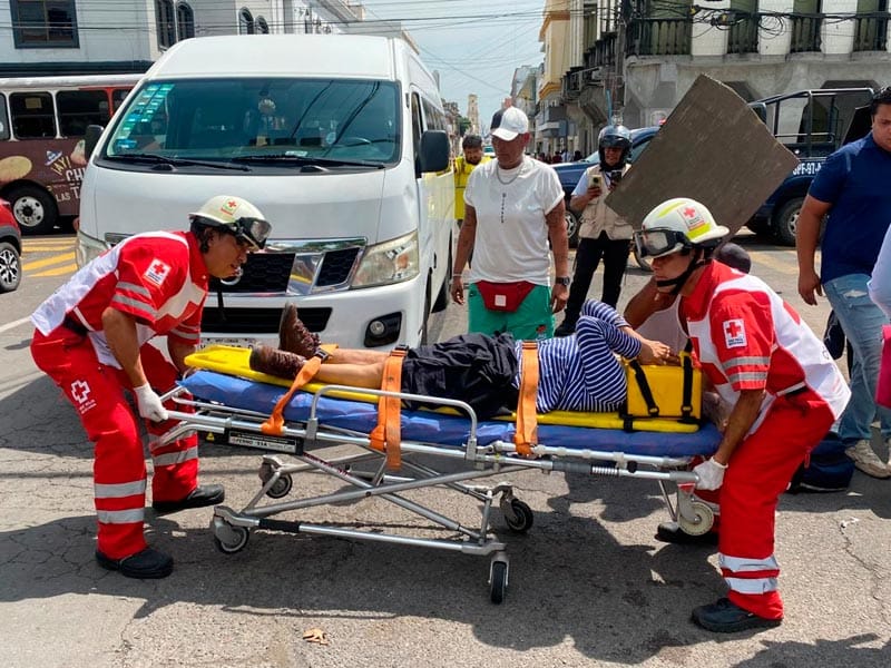 ¡URVAN ARROLLÓ A UNA ABUELITA EN EL CENTRO HISTÓRICO!