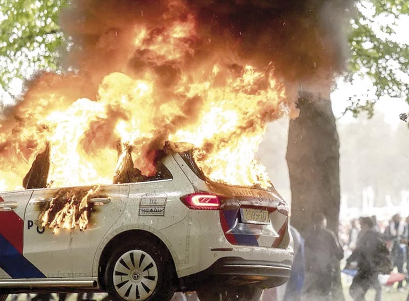 ¡POLICÍA SE ENFRENTA CONTRA MANIFESTANTES ANTIINMIGRACIÓN!