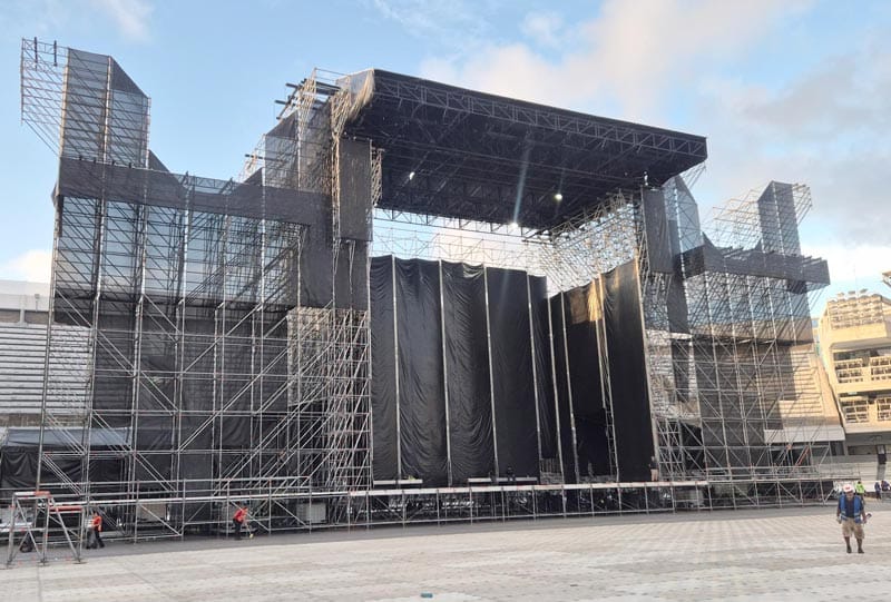 ¡SHAKIRA SE TRAE 70 TRÁILERES! - CON EQUIPO DE SONIDO, LUCES Y ESCENARIO