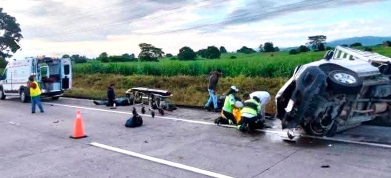 ¡TRES HERIDOS POR VOLCADURA DE CAMIONETA EN LA AUTOPISTA!