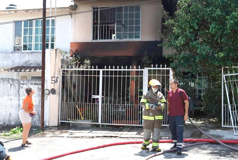 ¡SE INCENDIA CASA DONDE VIVÍAN 4 PERROS Y 16 GATOS!