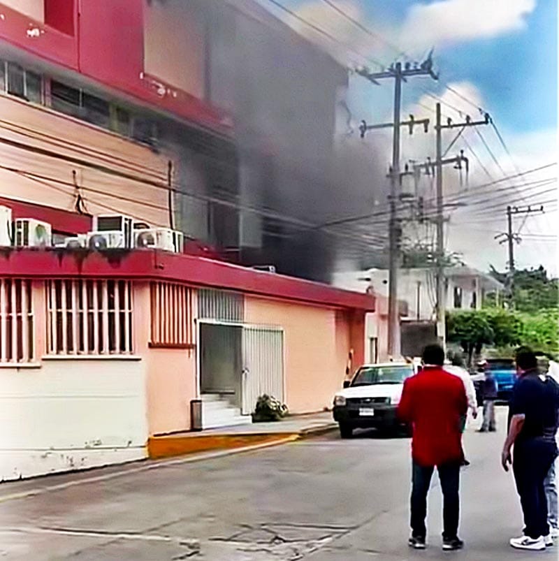 ¡SE CHAMUSCA ÁREA DE CÓMPUTO DEL PALACIO ADMINISTRATIVO DE POZA RICA!