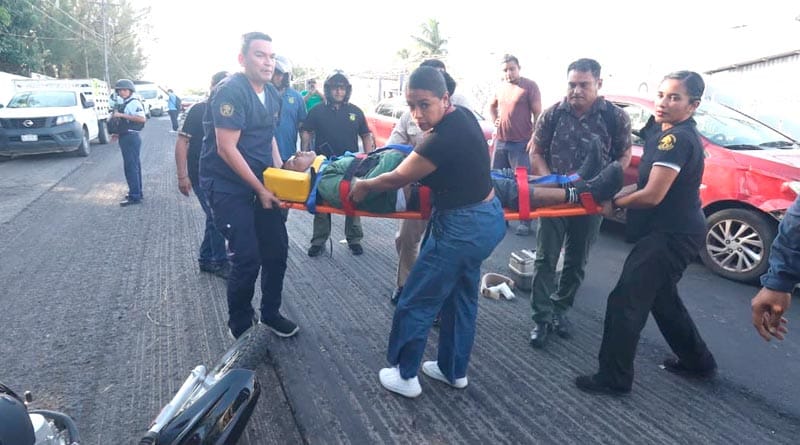 ¡TAXI EMBISTIÓ MOTOCICLISTA EN LAS BAJADAS!