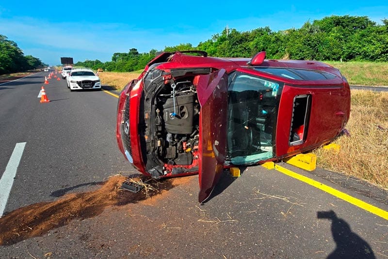 ¡CAMIONETÓN VOLCÓ EN LA AUTOPISTA!