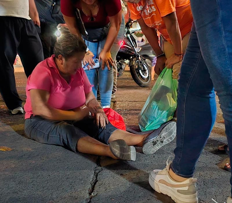 ¡CHAYITO SE TROPIEZA Y CASI LA ARROLLA CAMIÓN DE PASAJE!