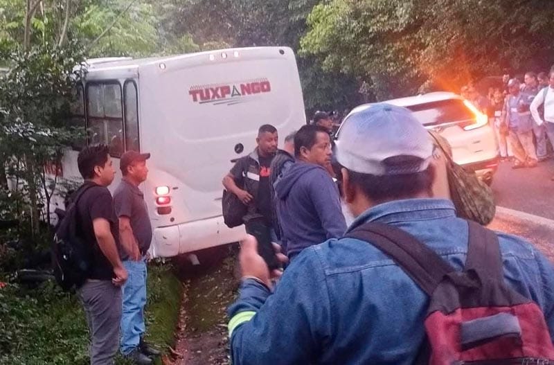 ¡POR FALLA MECÁNICA AUTOBÚS EMBISTIÓ A MOTOCICLISTAS!