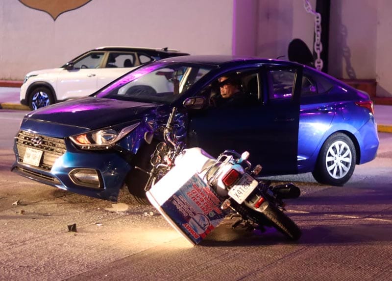 ¡JOVEN MOTOCICLISTA HERIDO EN ENCONTRONAZO EN EL BULEVAR!