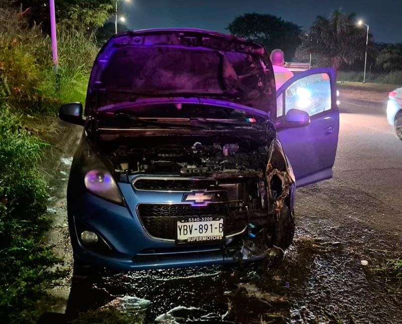 ¡SE QUEMA AUTOMÓVIL POR CORTO EN LA BATERÍA!