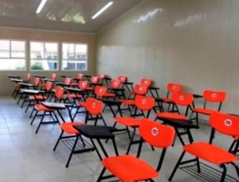 ¡ACOSAN A MAESTROS!