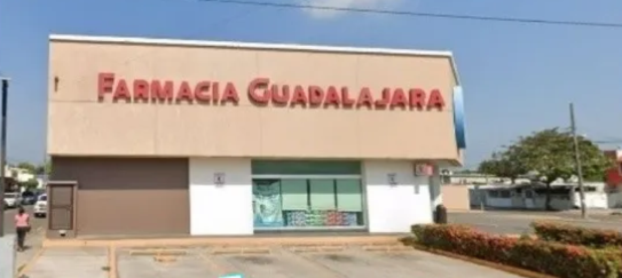 ¡PISTOLERO ROBÓ 13 MIL PESOS DE LAS CAJAS DE FARMACIA GUADALAJARA!